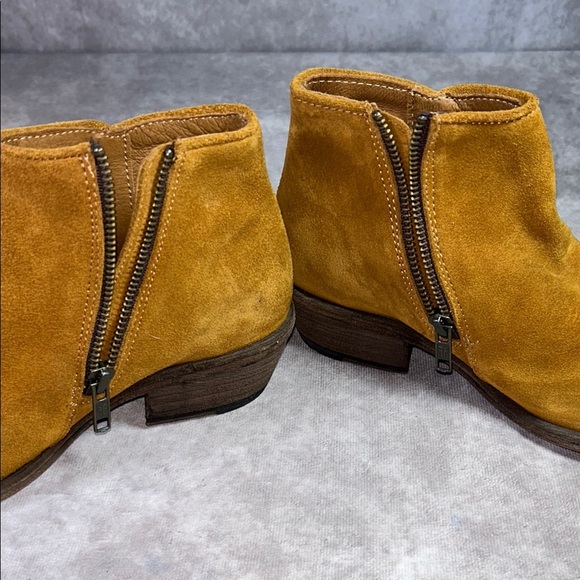 EUC Women’s FRYE Carson Piping Booties US 5.5B Tan Suede Leather Ankle Boots - Picture 11 of 12